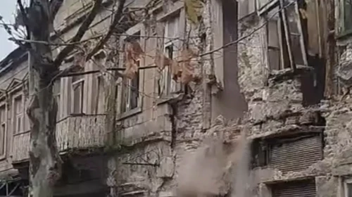 Edremit’te 113 yıllık tarihi han'da çökme riski: Kopan parçalar yola düştü