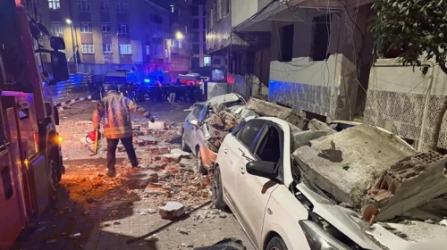 Çatıdan kopan beton parçaları araçların üzerine düştü