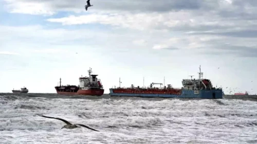 Küçükçekmece açıklarında lodos tehlikesi: Azerbaycan bandıralı gemi kurtarıldı