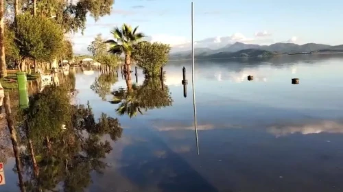 Köyceğiz Gölü taştı, kıyı şeridi sulara teslim oldu