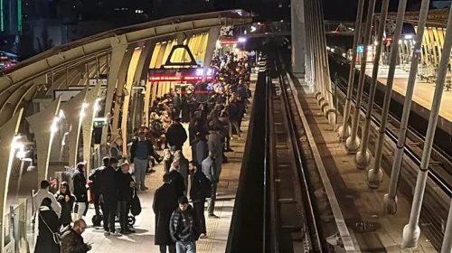 İstanbul'da metro arızası: Elektrik hattında kıvılcım çıktı