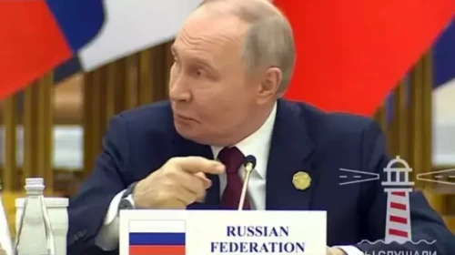 Putin kürsüde zor anlar yaşadı! Mikrofon kapalı kaldı, yüz ifadesi gündem oldu