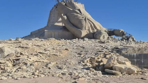 Görüntü Türkiye'nin yanı başından! 1 yıldır böyle yıkık halde duruyor