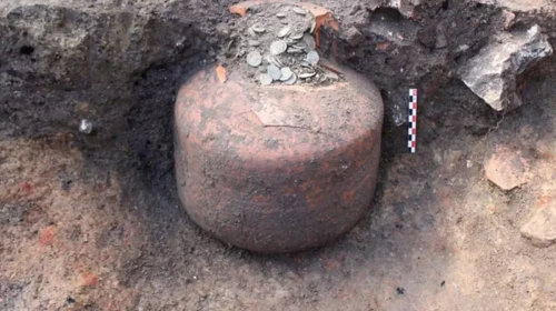 Ev Değil, Gizli Hazine: Arkeologlar 90 Kilogramlık Para Buldu!