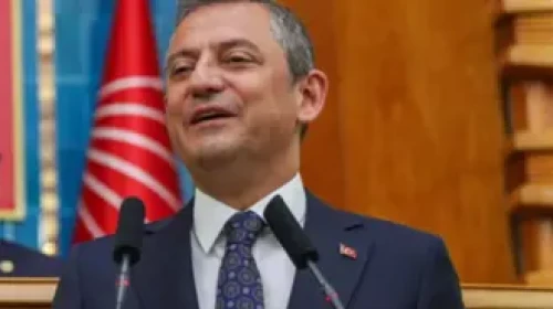 Özgür Özel'in adayını açıklarken isimleri karıştırdı: Canlı yayında dil sürçmesi