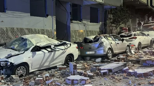 4 katlı binanın çatısından kopan parçalar park halindeki araçların üzerine düştü