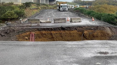 İstanbul’da sağanak etkisini gösterdi: Sarıyer’de yol çöktü, araçlar dereye düştü