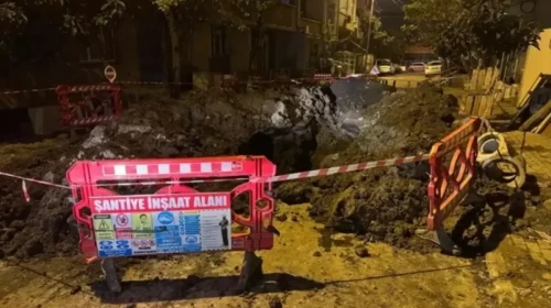 Avcılar'da altyapı çalışması sırasında yol çöktü: Bir işçi göçük altından kurtarıldı