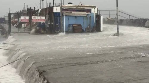 Avcılar'da fırtına tehlikesi: Dalgalar mendireği aşıp barınağı su bastı