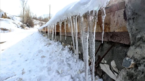 Hakkari-Van karayolunda çığ düştü: Ekipler olay yerinde