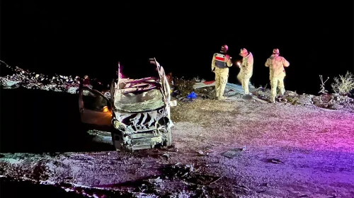 Van’da buzlanan yolda korkutan kaza: Otomobil şarampole yuvarlandı