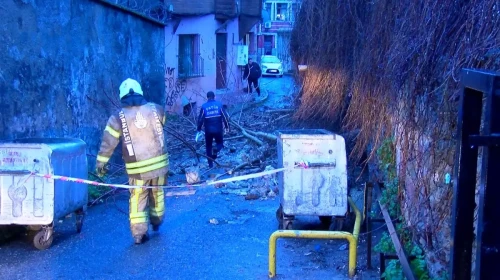 Fatih'te istinat duvarı çöktü: Sokak kapandı