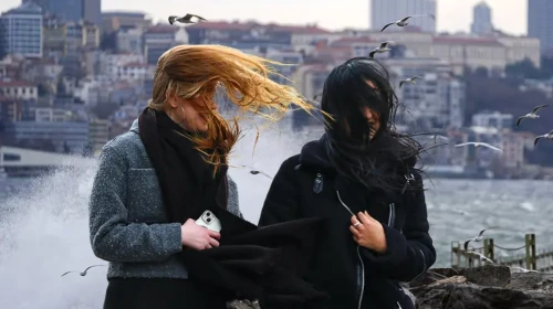 İstanbul’da fırtına ve sağanak alarmı: Valilikten 90 km/saat lodos uyarısı