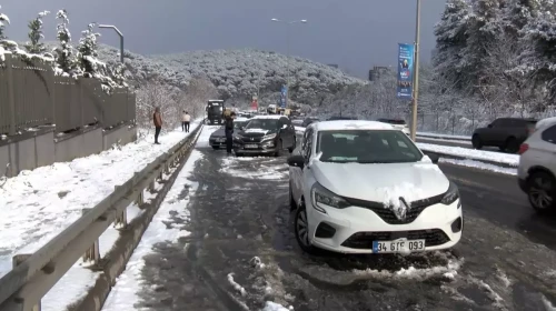 TEM’de kar çilesi: Otomobiller kaydı, trafik durdu
