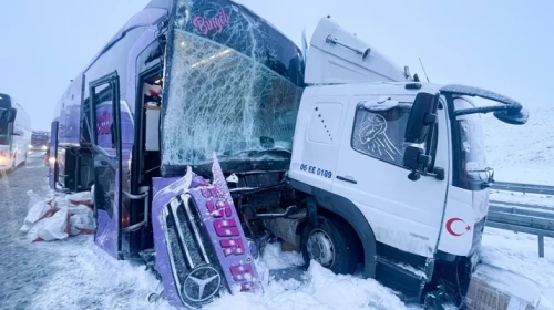Kars Erzurum kara yolunda otobüs kamyona çarptı, 9 kişi yaralandı