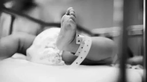 İnsanlık sınıfta kaldı: 2 aylık bebek açlıktan hayatını kaybetti, ailesi gözaltında