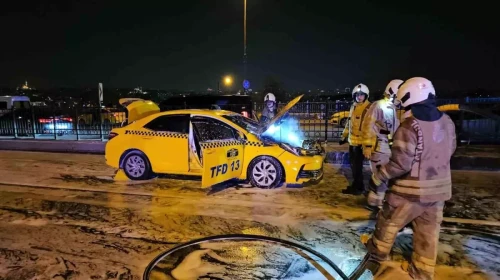 Beyoğlu'nda seyir halindeki taksi alev alev yandı: Sürücü ve yolcular son anda kurtuldu