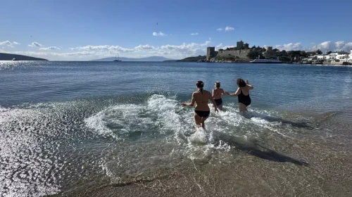 Bir tarafta kar, bir tarafta deniz: Bodrum’da yeni yıl güneşle karşılandı