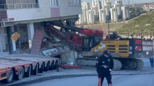 Başakşehir’de facia: Yokuştan kayan iş makinesi binaya daldı