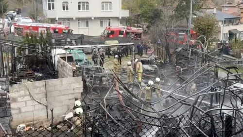 Sarıyer'de üç otomobil ve iş yeri küle döndü: Yangın Anadolu Yakası'ndan görüldü