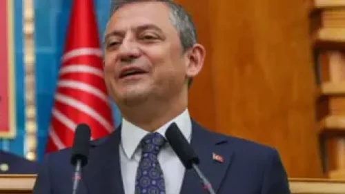 Özgür Özel'in adayını açıklarken isimleri karıştırdı: Canlı yayında dil sürçmesi