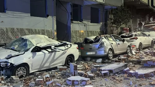 4 katlı binanın çatısından kopan parçalar park halindeki araçların üzerine düştü