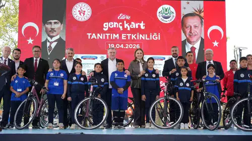 Bakan Bak ailelere seslendi: “Çocuklarınıza sevginizi aktarın"