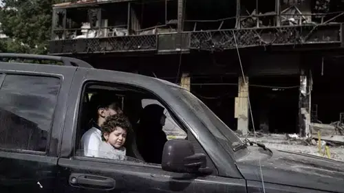 İsrail saldırıları sonrası yerinden edilen Lübnanlılar ateşkesle evlerine dönüyor