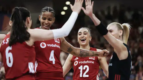 Türkiye Fransa voleybol maç özeti: Filenin Sultanları Fransa engelini kayıpsız geçti