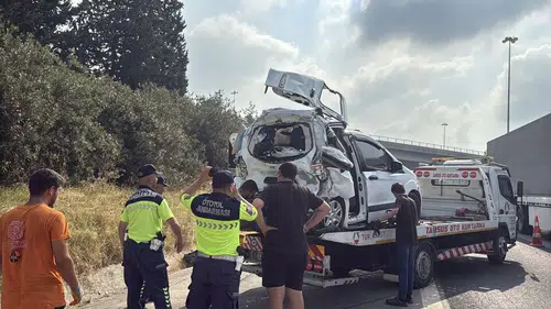 TIR'ın çarptığı hafif ticari araçta anne ile oğlu yaşamını yitirdi