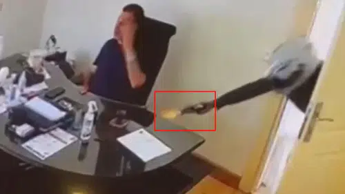 Mersin'de site yöneticisine silahlı saldırı: Şüpheli kameraya yansıdı