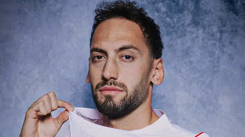 Görenler tanıyamadı! Hakan Çalhanoğlu tarzını değiştirdi