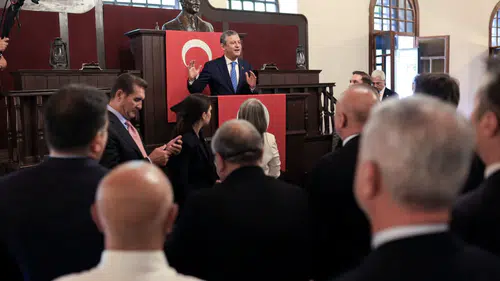 Özgür Özel, 91 milletvekilli YENİ Parti'nin ilk genel başkanı seçildi