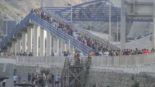 Ceuta sınırında düzensiz göç hareketliliği: Yüzlerce kişi deniz yolunu kullandı