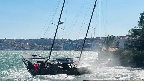 Ayvalık'ta şiddetli fırtına: Yelkenli tekne kıyıya sürüklendi