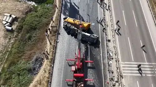 Hafriyat kamyonu takla attı: Şoför ağır yaralandı