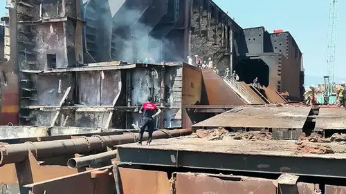 Aliağa gemi söküm tesisi'nde yangın: Söndürme çalışmaları sürüyor