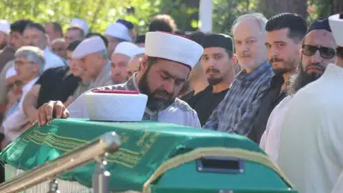 Sapanca'daki kazada yaşamını yitiren genç hafızın cenaze namazını imam olan babası kıldırdı