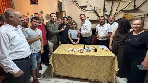 İzmir Karabağlar’da 200 kişi CHP’ye katıldı, rozetleri törenle takıldı