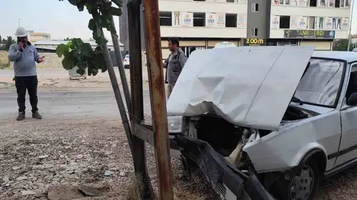 Kahta’da otomobil direğine çarptı: 2 kişi yaralı