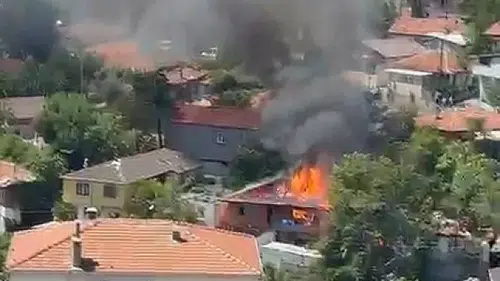 Pendik’te gecekonduda yangın: 2 katlı binaya sıçradı