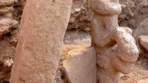 Karahantepe'de 11 bin yıllık eşsiz keşif: Leoparın sırtında oturan insan heykeli bulundu