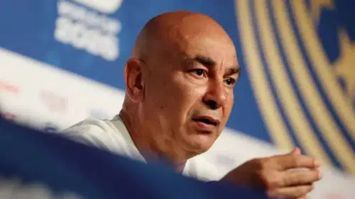 Ünlü teknik direktörün iki eşi arasında kavga çıktı, kendisi bayıldı!