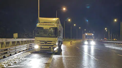 Konya’da kalp krizi geçiren tır sürücüsü bariyerlere çarptı