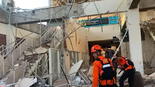 Endonezya’daki depremde can kaybı 100’e yükseldi, 180 bin kişi tahliye edildi