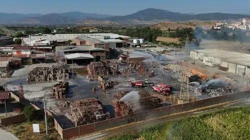 İzmir’de kağıt fabrikasının deposunda yangın: İtfaiye seferber oldu!