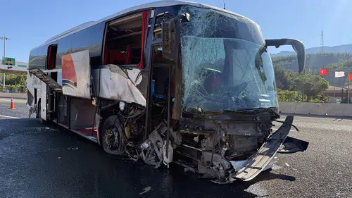 Adana’da yolcu otobüsü gişelerde beton bariyere çarptı: 5 yaralı