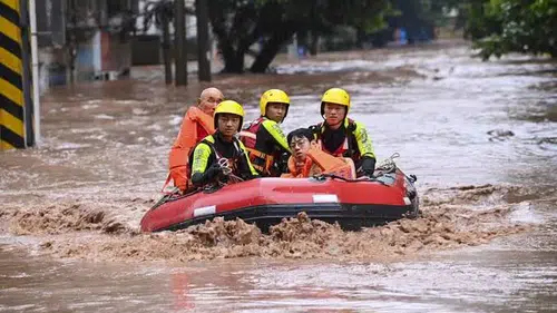 Çin'de nehir seti çöktü, binlerce kişi tahliye edildi