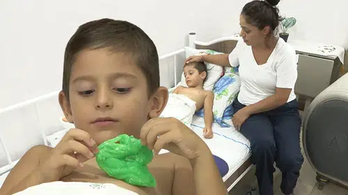 Arnavutköy’de okul bahçesinde futbol kalesi üzerine düştü