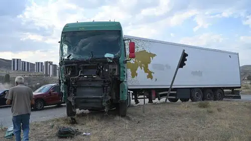 Kırıkkale'de TIR ile yolcu otobüsü çarpıştı: 1 kişi yaralandı